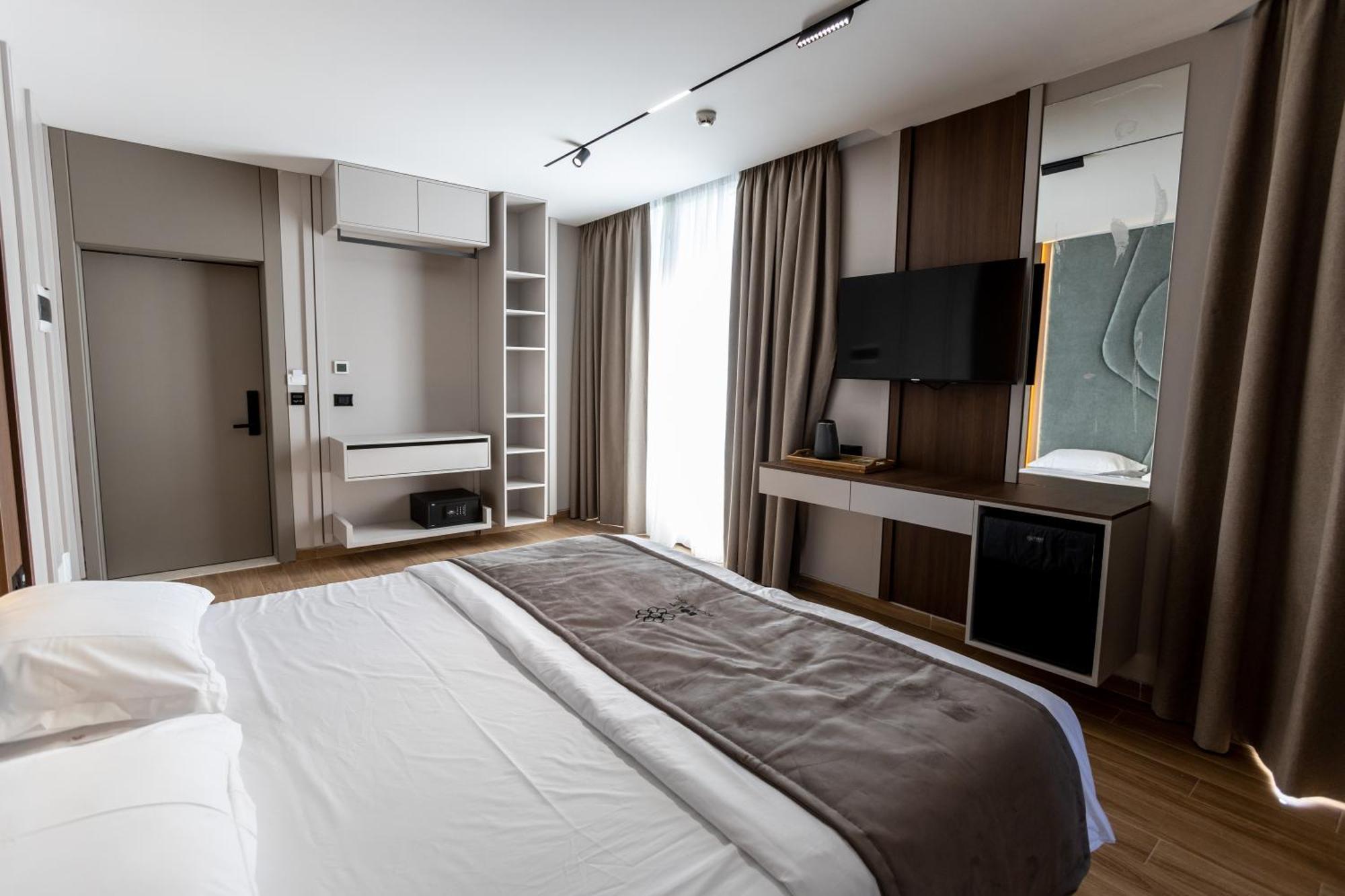 Bolt Boutique Hotel Lezhe Bagian luar foto