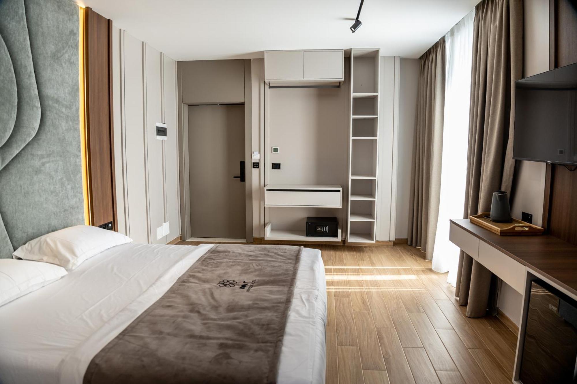Bolt Boutique Hotel Lezhe Bagian luar foto