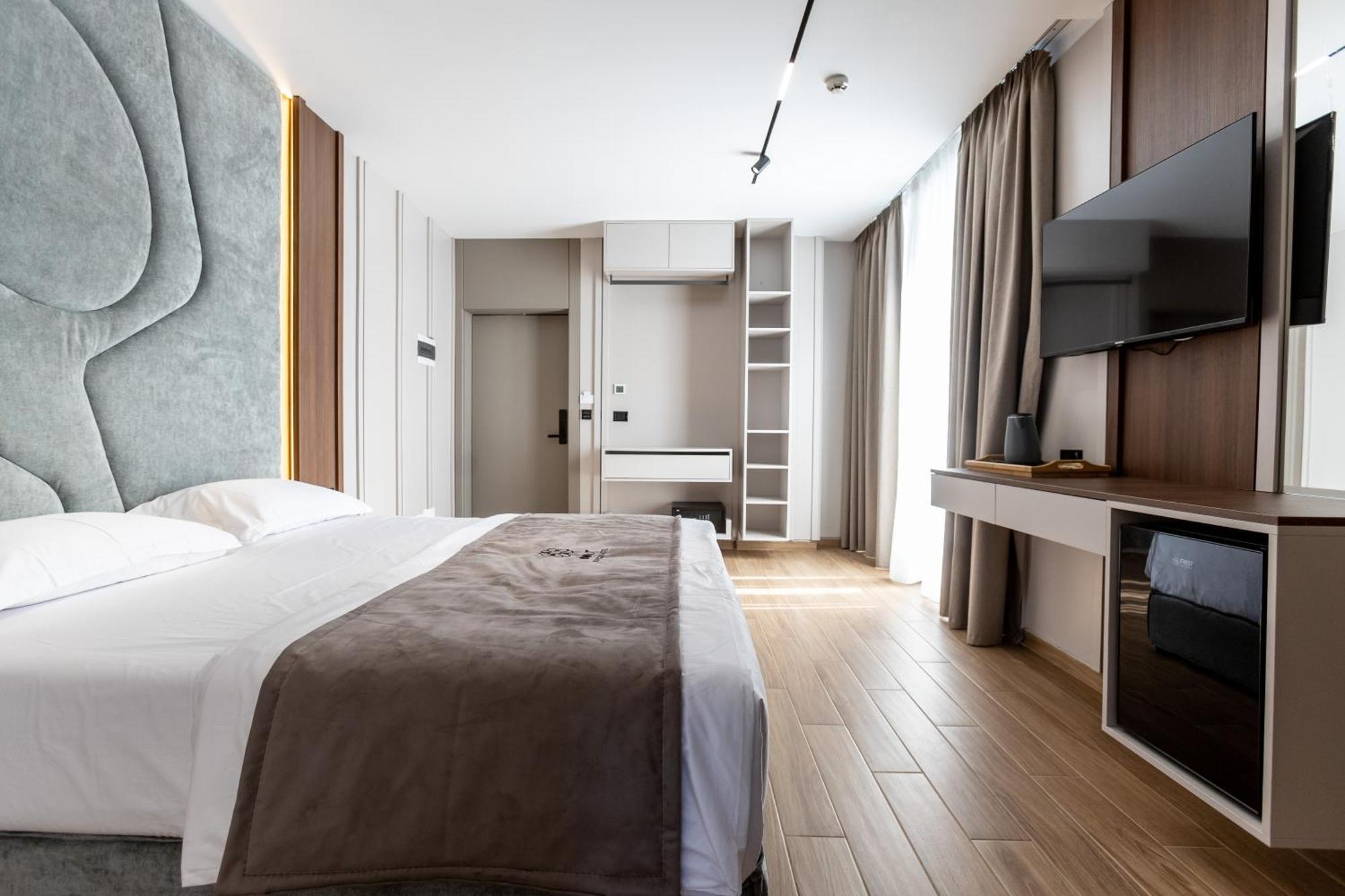 Bolt Boutique Hotel Lezhe Bagian luar foto