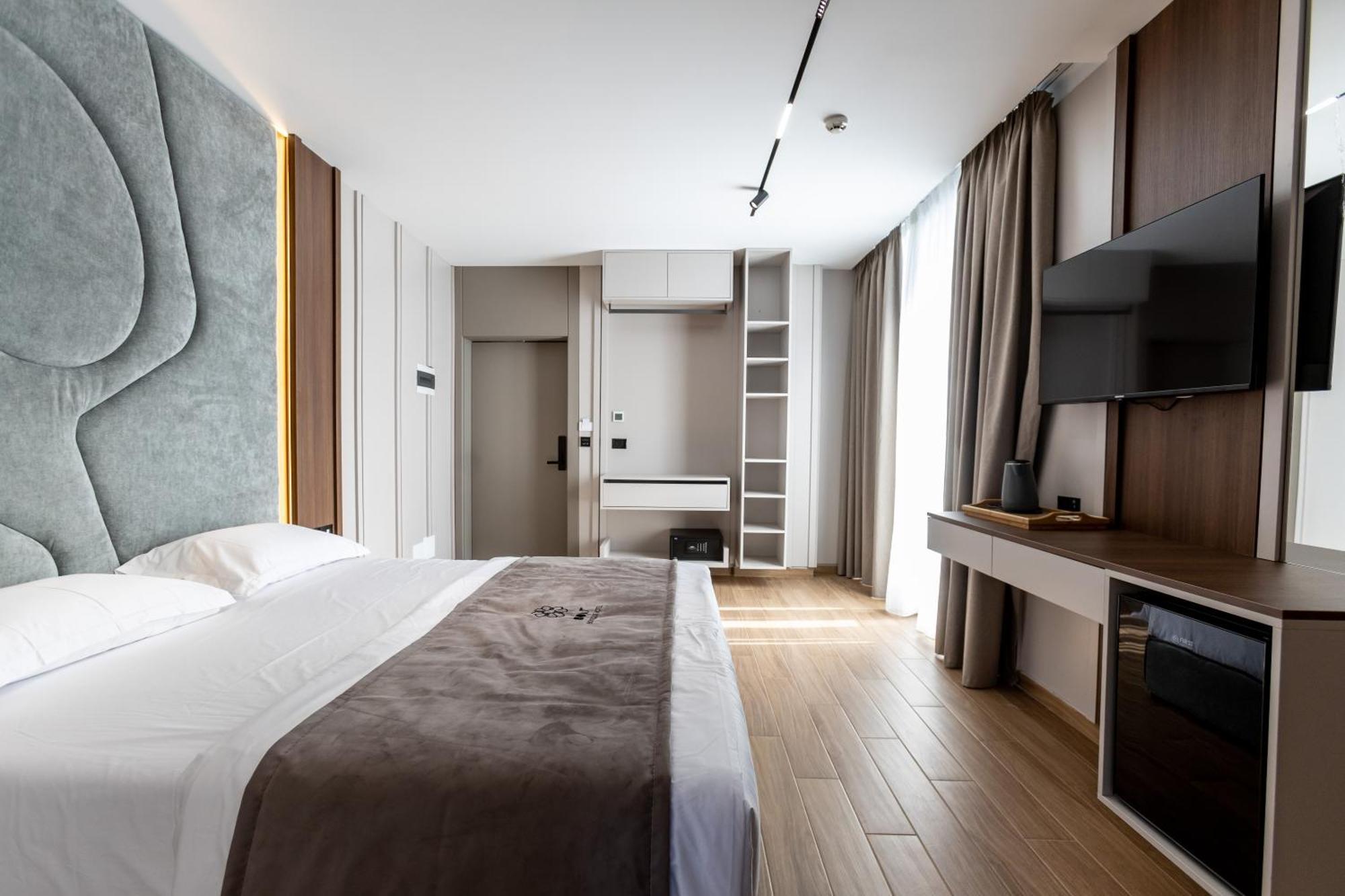 Bolt Boutique Hotel Lezhe Bagian luar foto