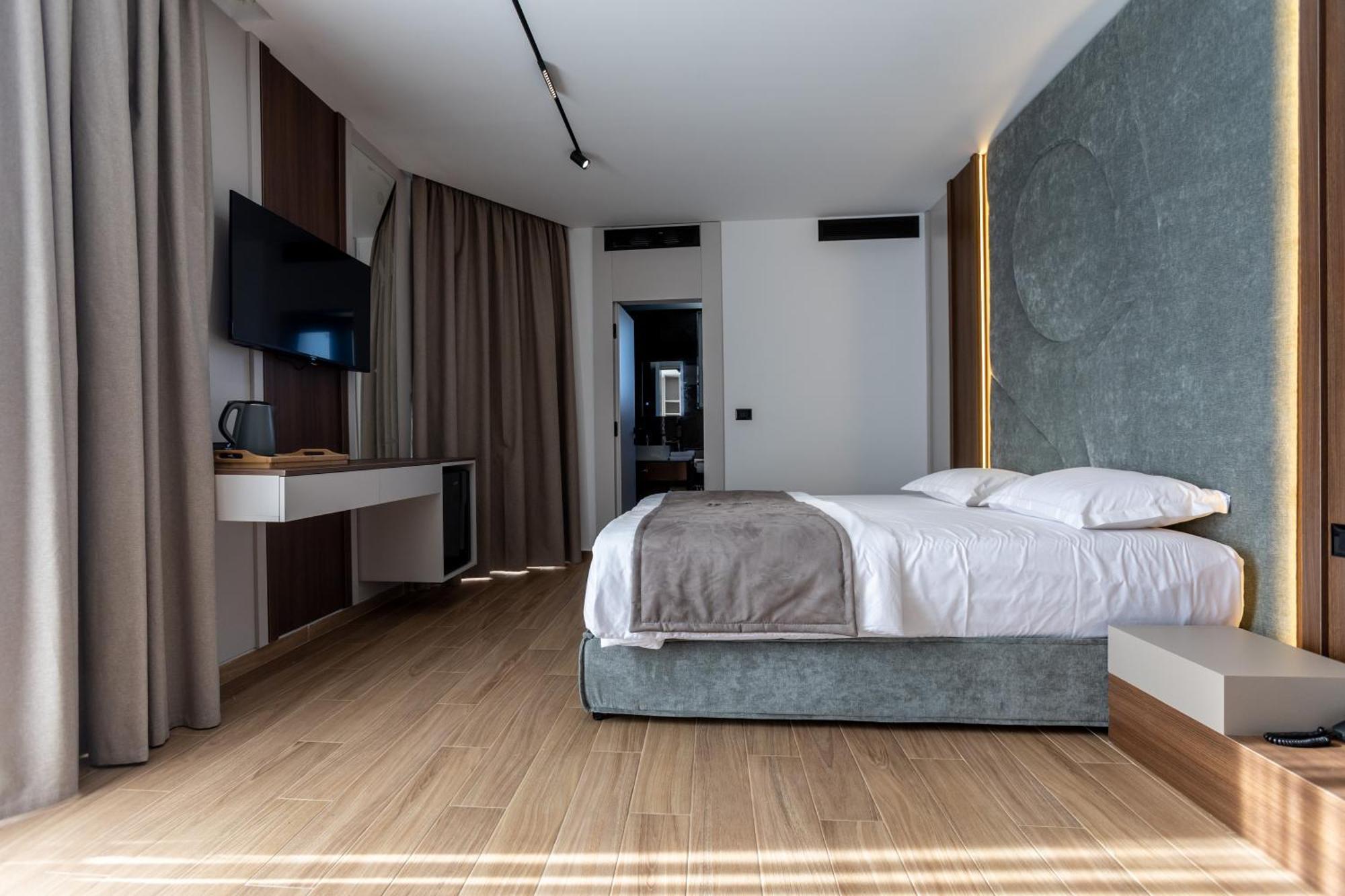 Bolt Boutique Hotel Lezhe Bagian luar foto