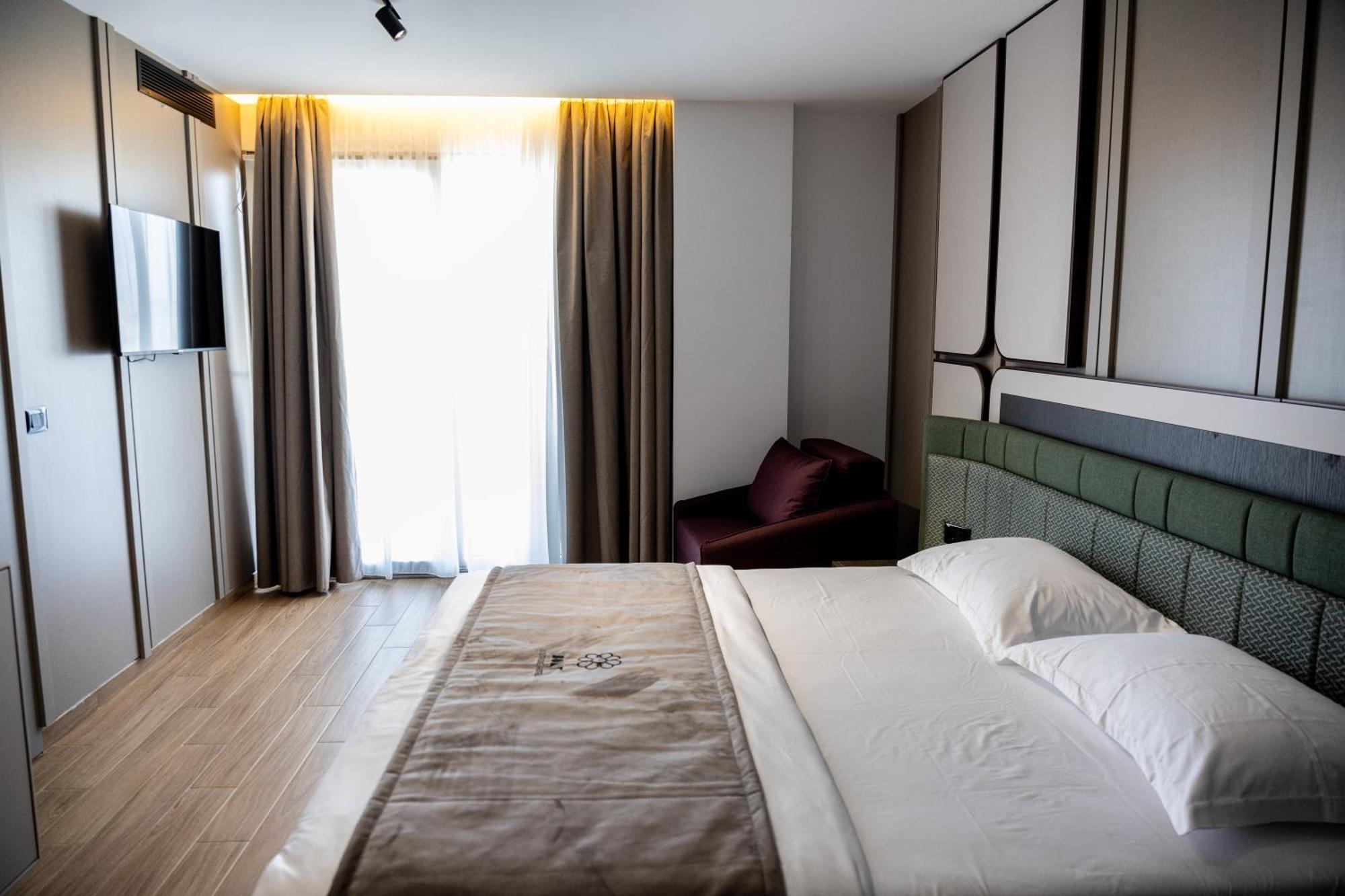 Bolt Boutique Hotel Lezhe Bagian luar foto