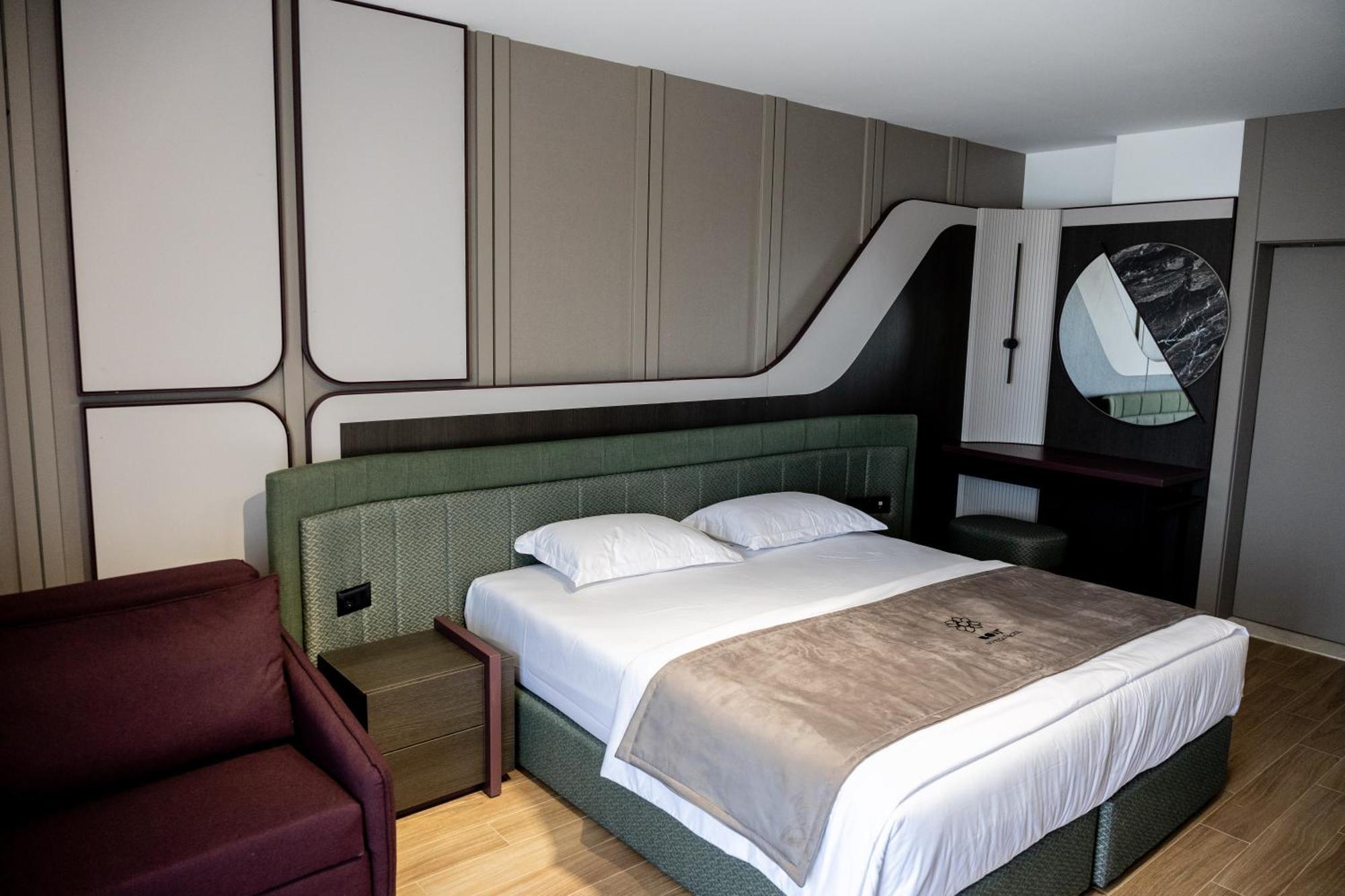 Bolt Boutique Hotel Lezhe Bagian luar foto