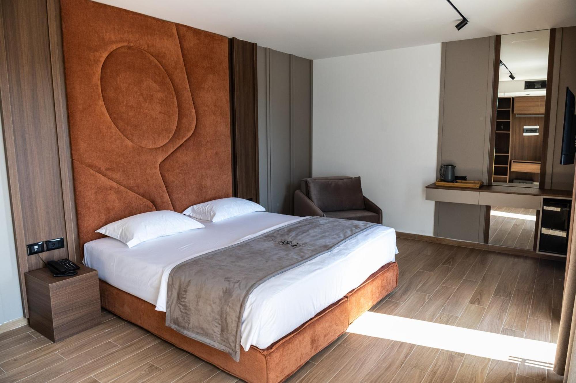 Bolt Boutique Hotel Lezhe Bagian luar foto