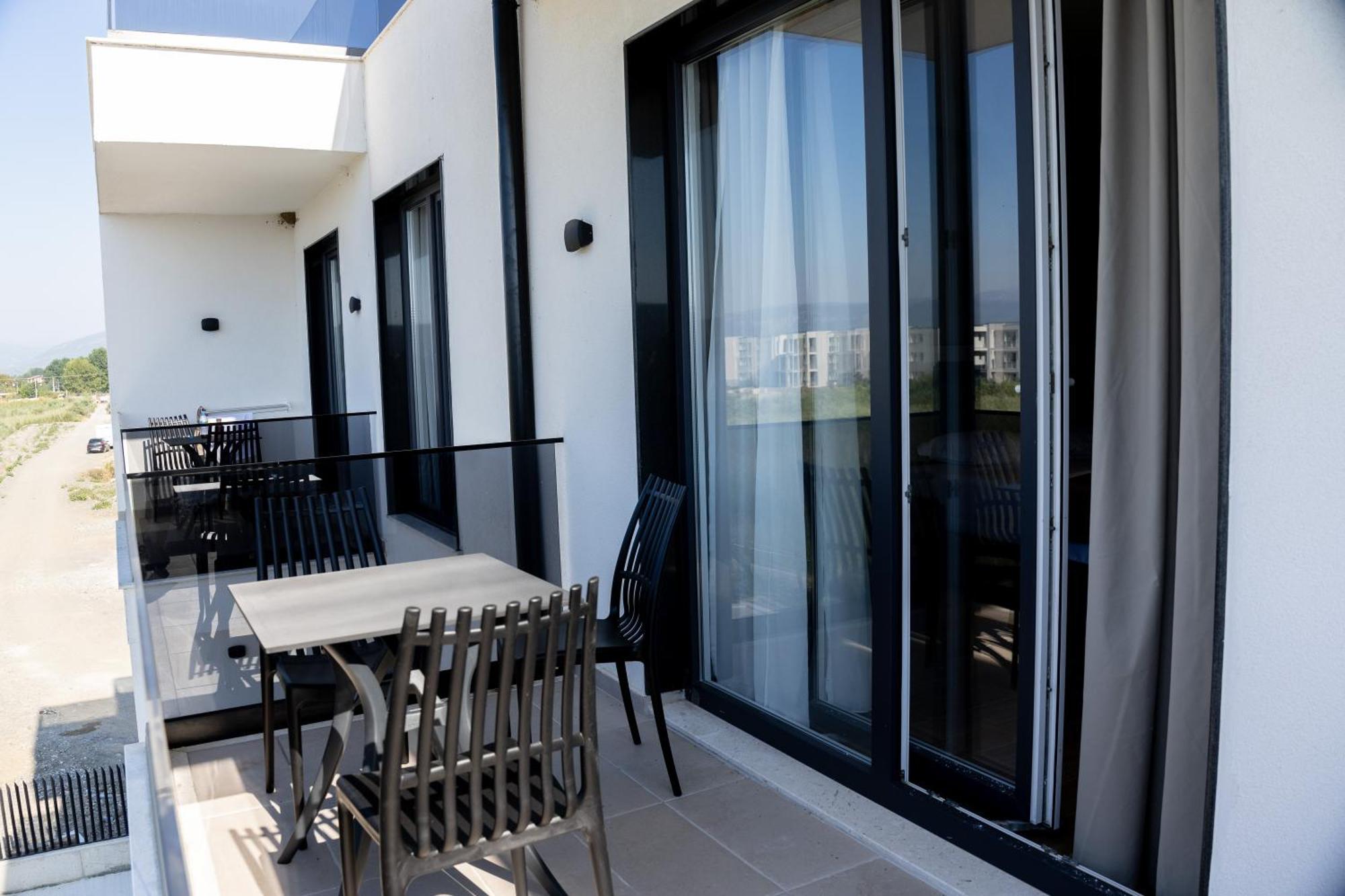Bolt Boutique Hotel Lezhe Bagian luar foto