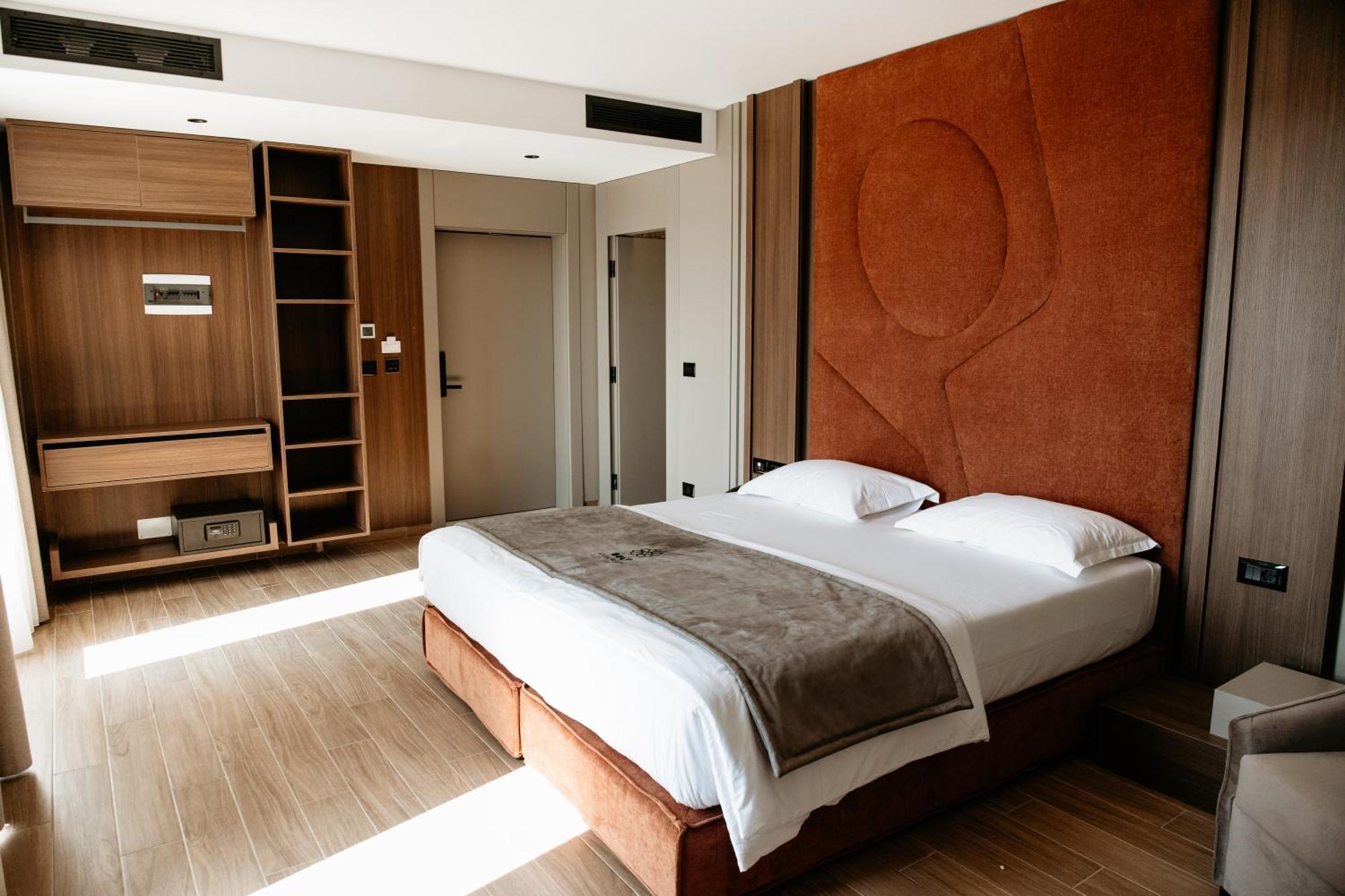 Bolt Boutique Hotel Lezhe Bagian luar foto
