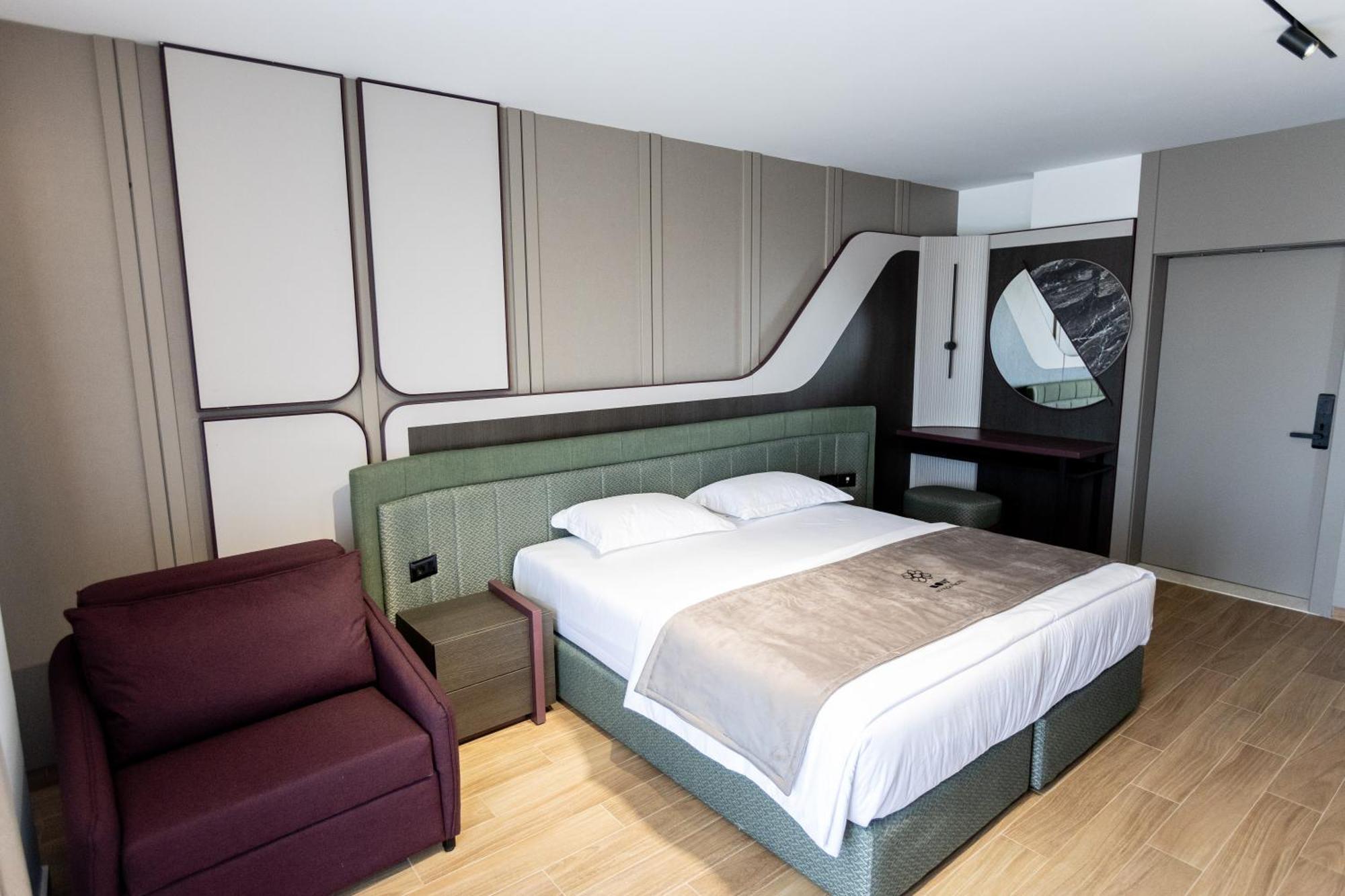 Bolt Boutique Hotel Lezhe Bagian luar foto