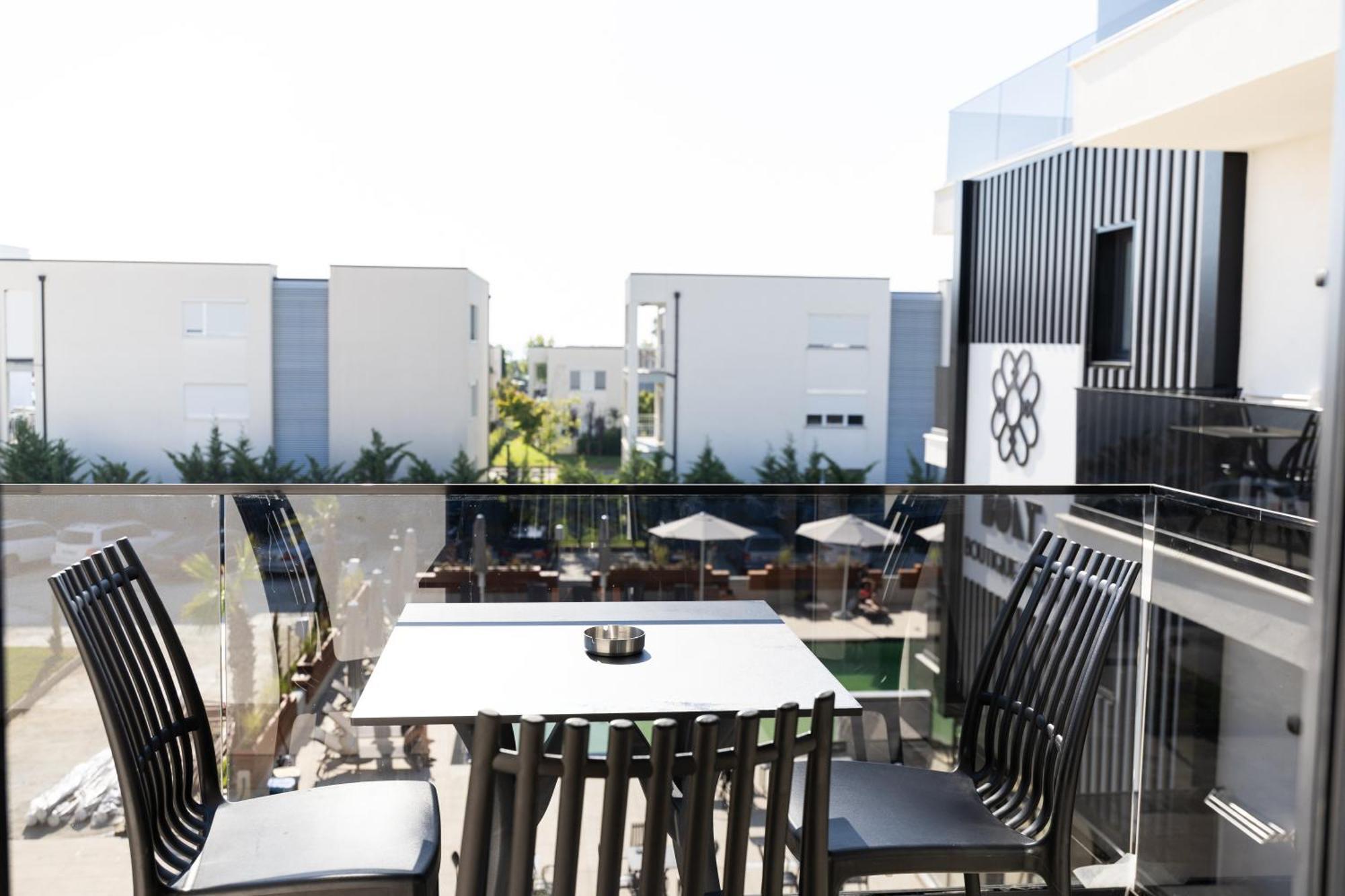 Bolt Boutique Hotel Lezhe Bagian luar foto