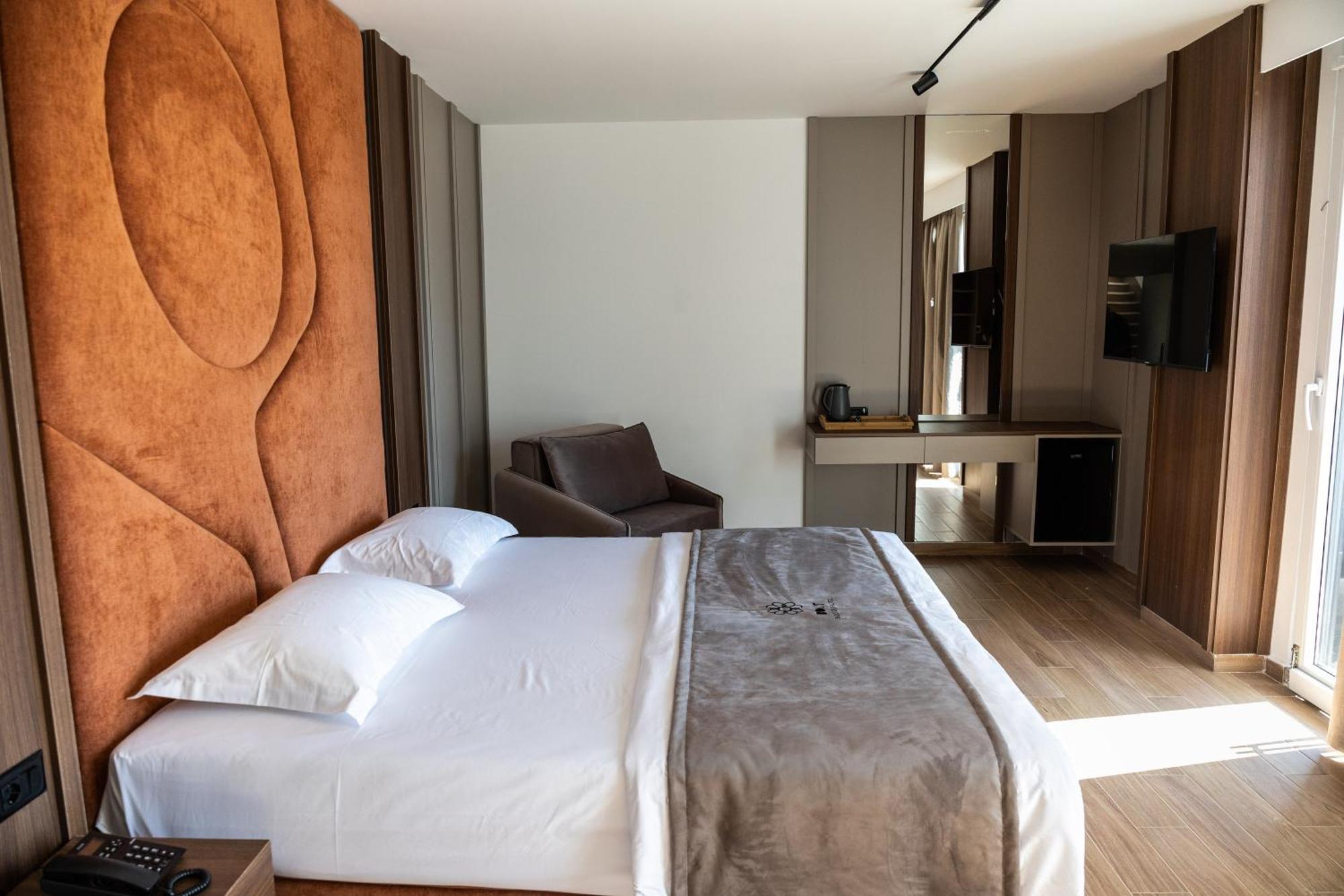 Bolt Boutique Hotel Lezhe Bagian luar foto
