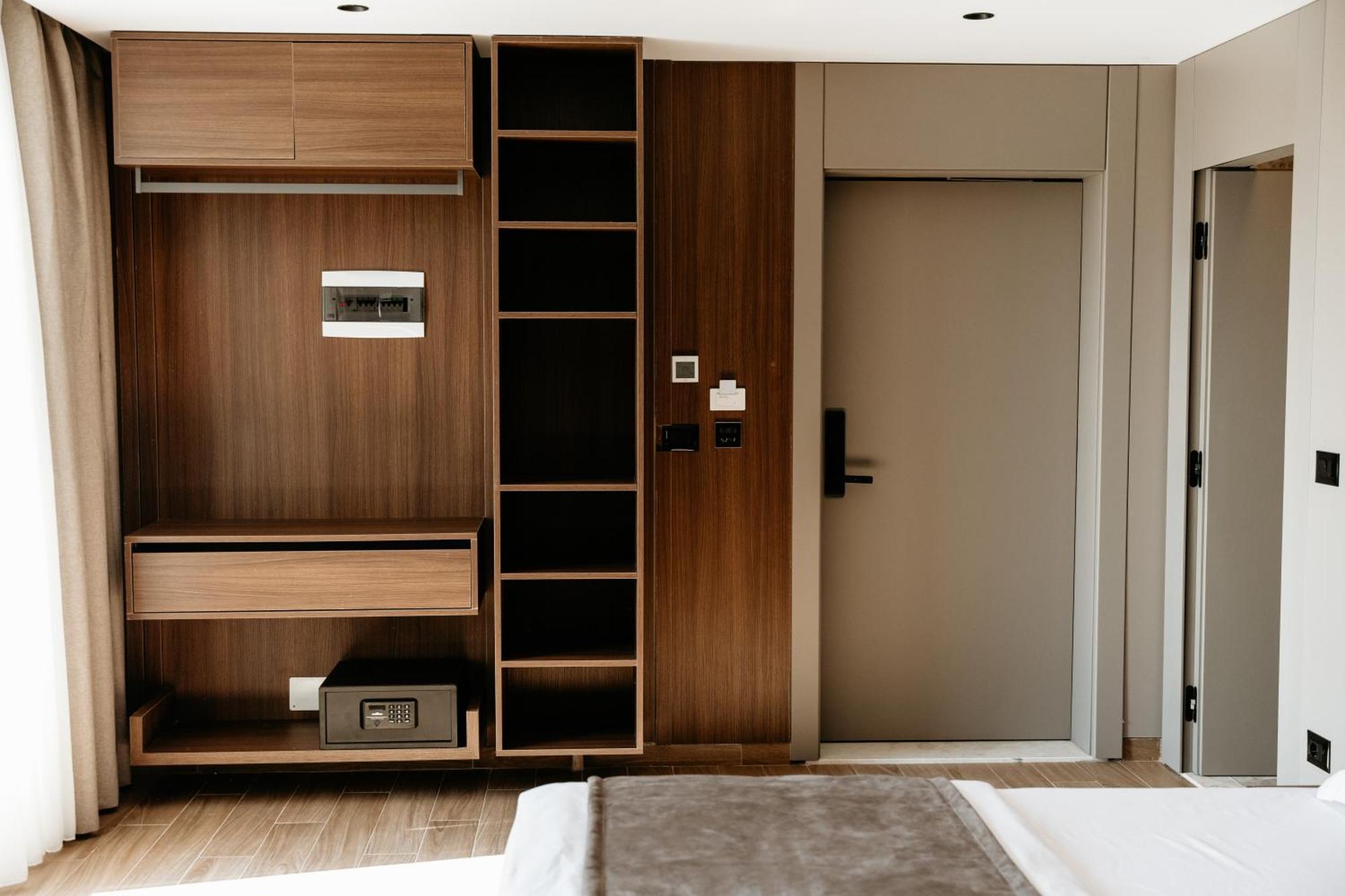 Bolt Boutique Hotel Lezhe Bagian luar foto