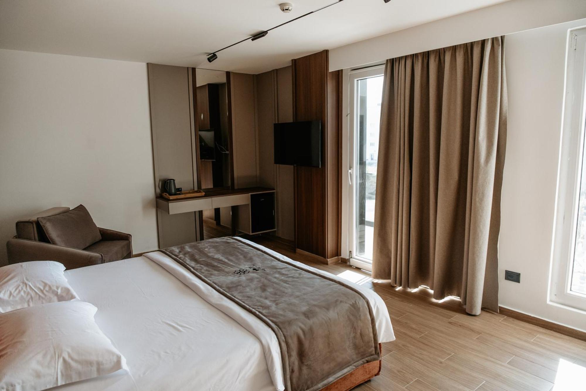 Bolt Boutique Hotel Lezhe Bagian luar foto