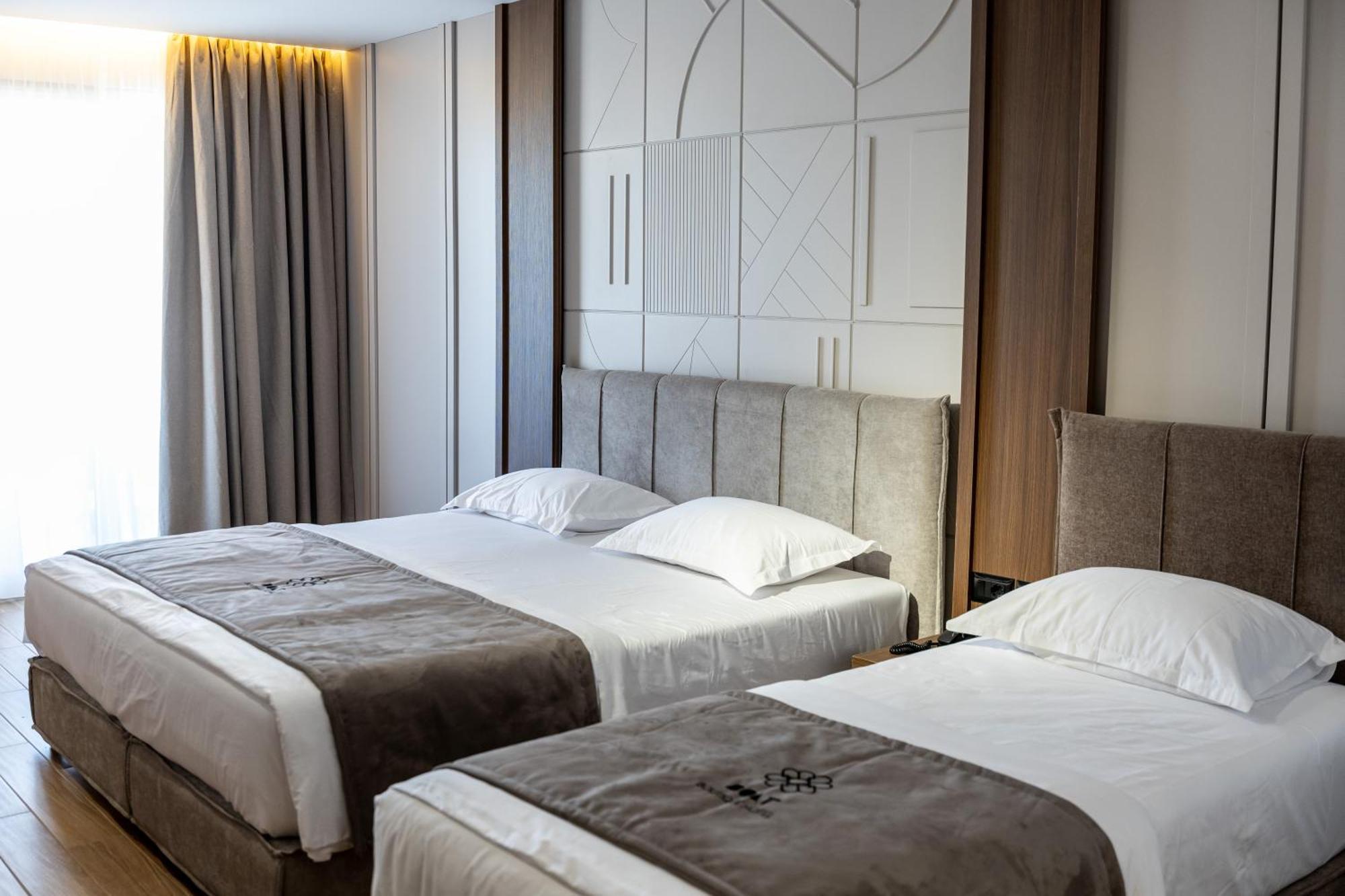 Bolt Boutique Hotel Lezhe Bagian luar foto