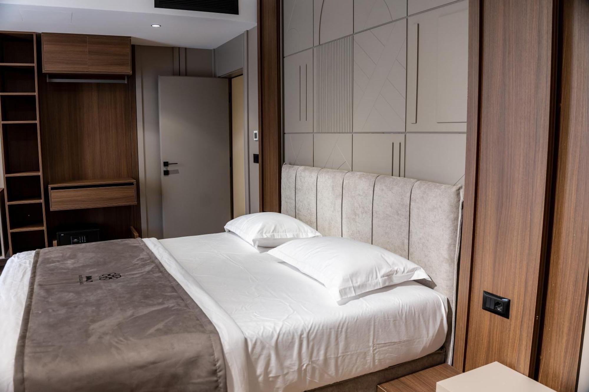 Bolt Boutique Hotel Lezhe Bagian luar foto