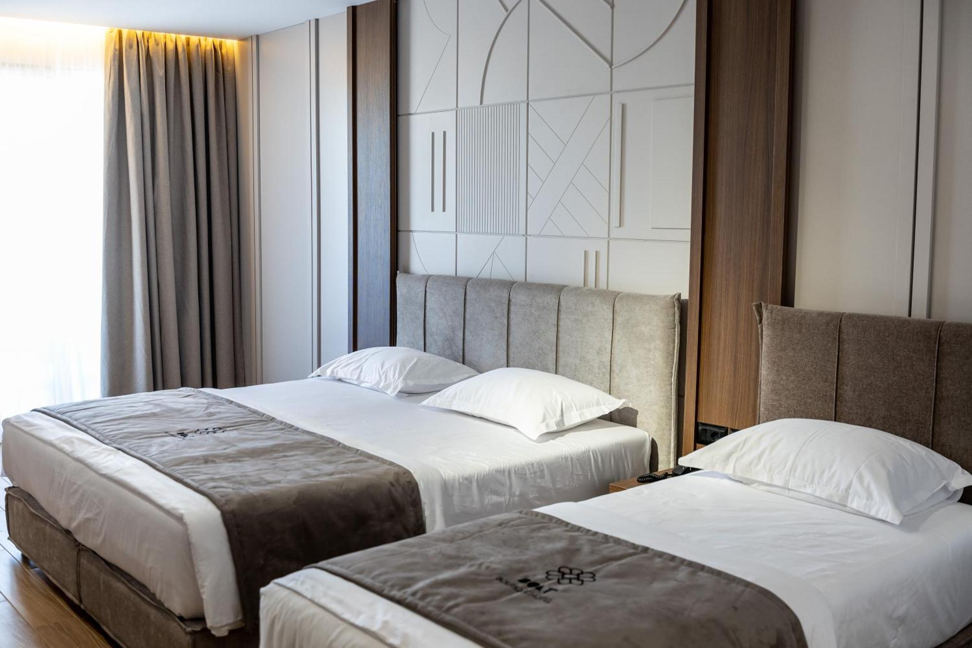 Bolt Boutique Hotel Lezhe Bagian luar foto