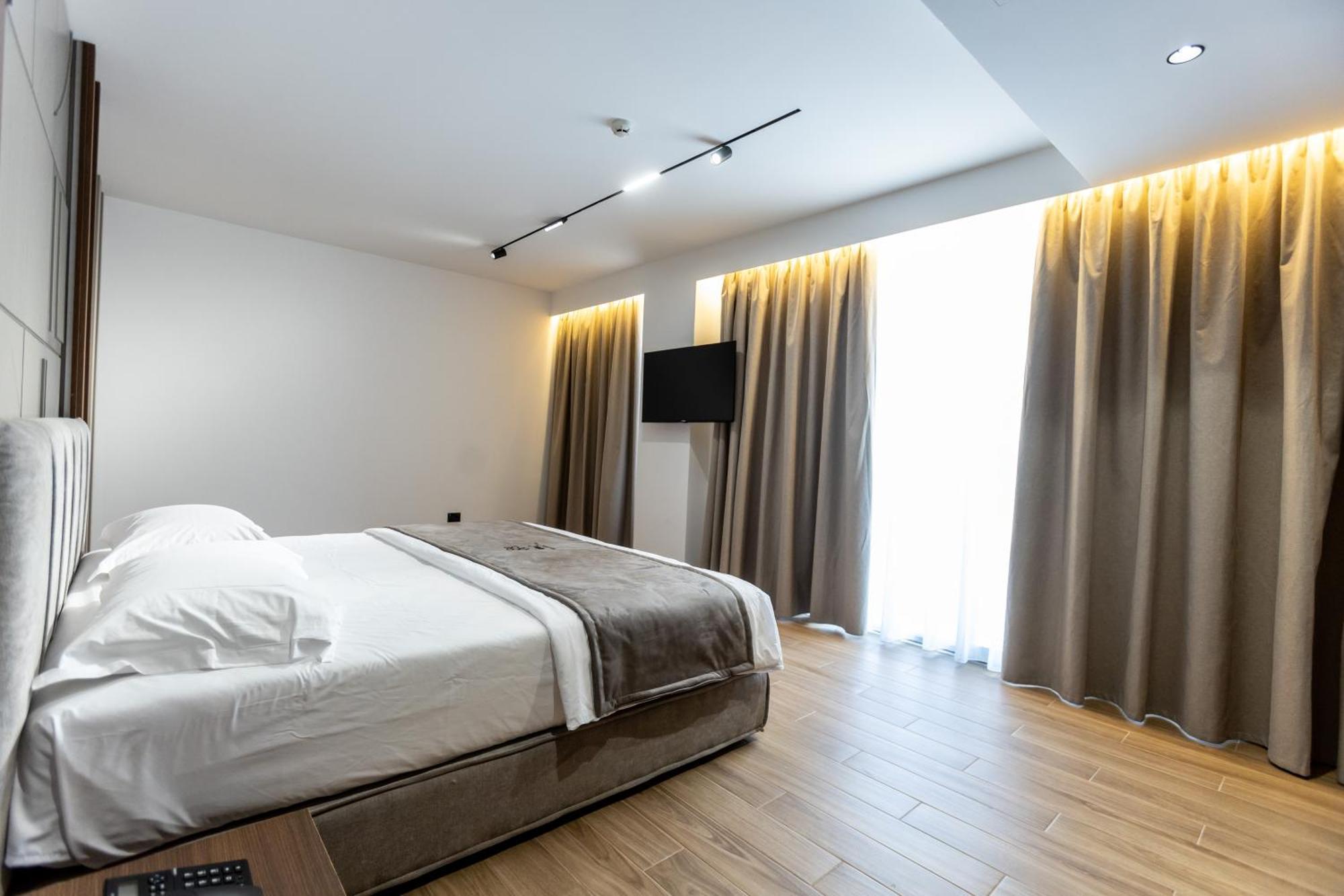 Bolt Boutique Hotel Lezhe Bagian luar foto
