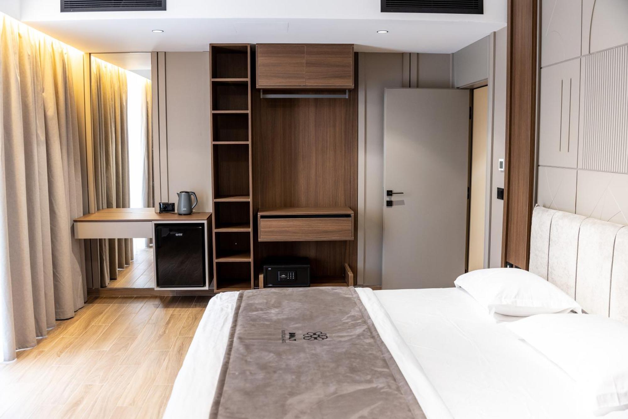 Bolt Boutique Hotel Lezhe Bagian luar foto