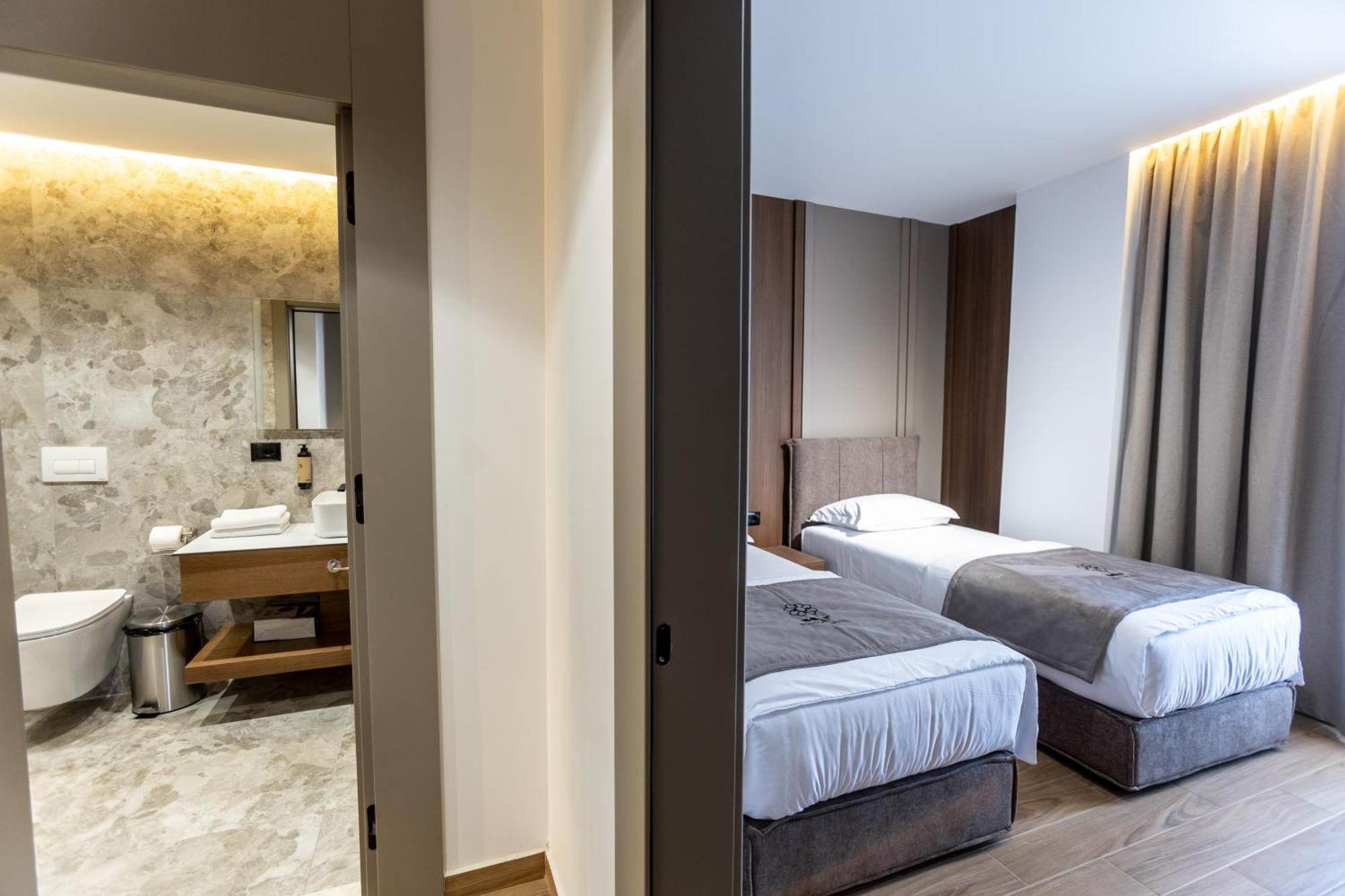 Bolt Boutique Hotel Lezhe Bagian luar foto